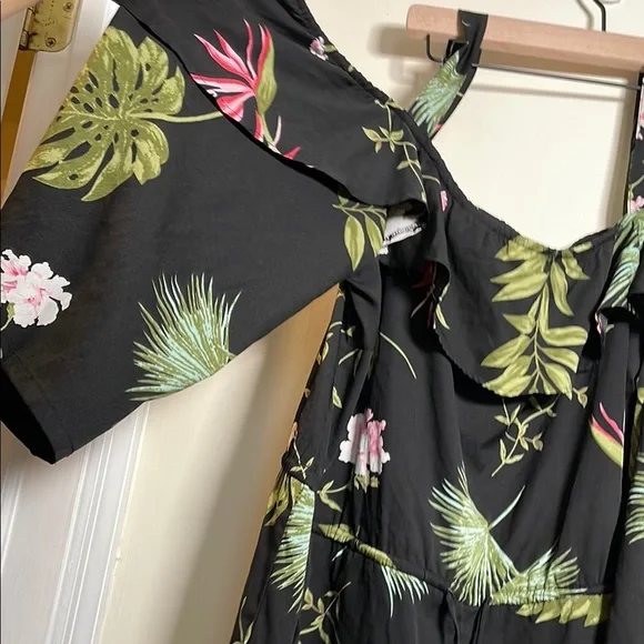 Atmosphere Green Leaf Pattern Top - Picture 3 of 9